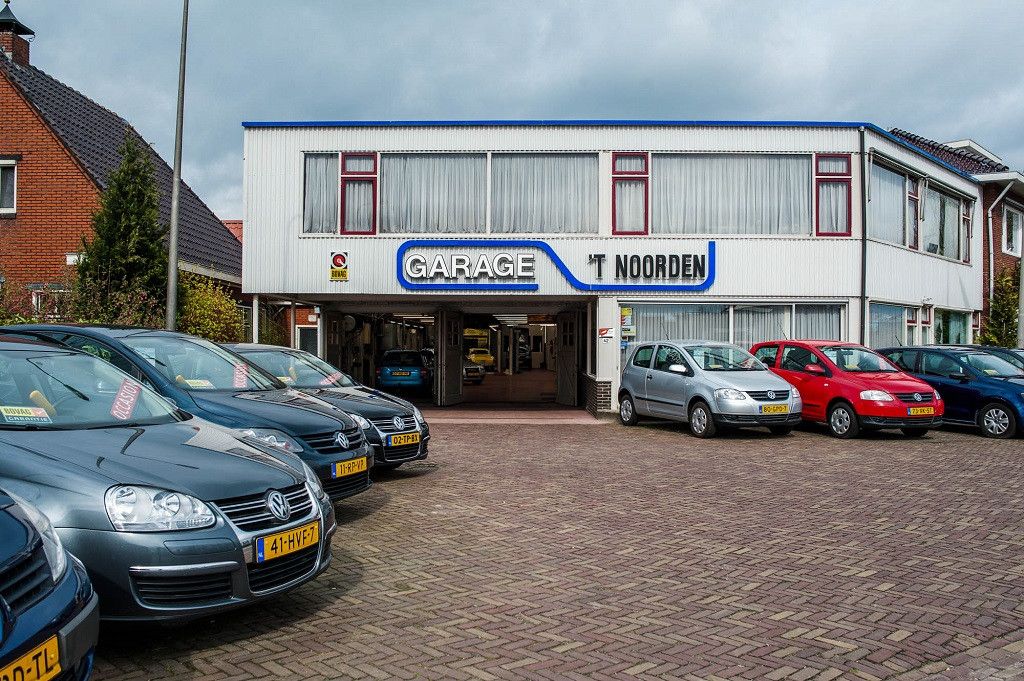 Monteur aan het werk in de werkplaats van Garage 't Noorden aan de Groningerweg in Groningen